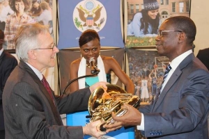 Arts-Education : Les USA offrent un important lot d&rsquo;instruments de musique &agrave; l&rsquo;orchestre et la fanfare de l&rsquo;Universit&eacute; FHB