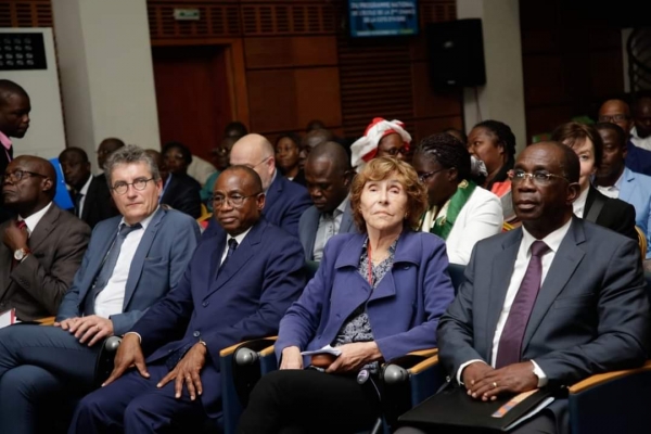 Mise en &oelig;uvre de l'&eacute;cole de la deuxi&egrave;me chance (E2C) en C&ocirc;te d'Ivoire: Edith Cresson, promotrice de l'E2C de France se f&eacute;licite du dispositif national
