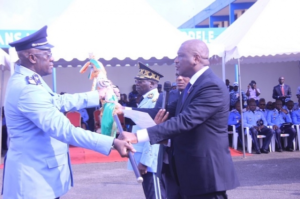 Le ministre d&rsquo;Etat, Hamed Bakayoko remettant les attributs de commandement au nouveau directeur g&eacute;n&eacute;ral de la police, le commissaire-divisionnaire-major de police, Youssouf Kouyat&eacute;