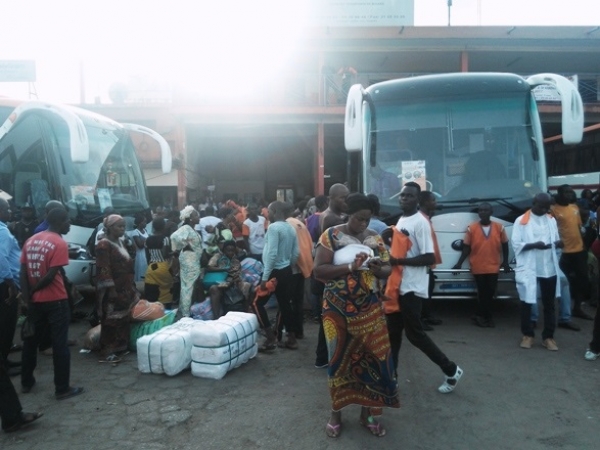 Des festivaliers en attente de rallier leur r&eacute;gion pour la Paquinou