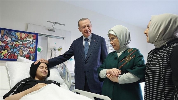 Erdogan rend visite aux victimes des s&eacute;ismes soign&eacute;s dans un h&ocirc;pital &agrave; Ankara