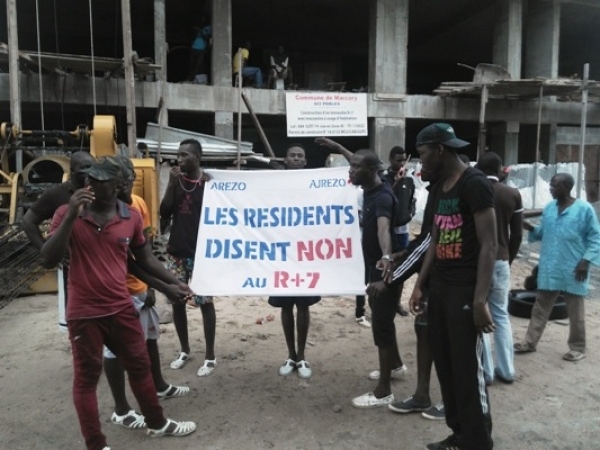 C&ocirc;te d&rsquo;Ivoire : Des jeunes de zone 4 protestent contre la construction &laquo; ill&eacute;gale &raquo; d&rsquo;un immeuble de sept &eacute;tages