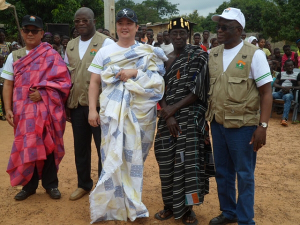 Des dirigeants de la Fondation Cor&eacute;enne, de l'ANADER et le chef d'un village visit&eacute;