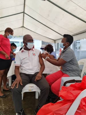 Lutte contre la COVID-19:  La Croix Rouge de C&ocirc;te d&rsquo;Ivoire initie des s&eacute;ances de vaccination