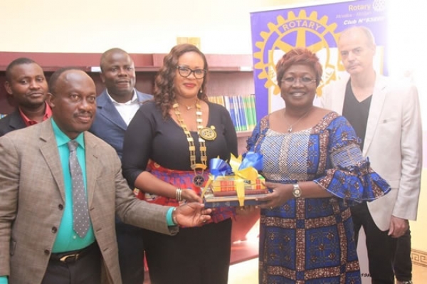 Remise symbolique des livres du Rotary &agrave; la bilbioth&egrave;que de Marcory