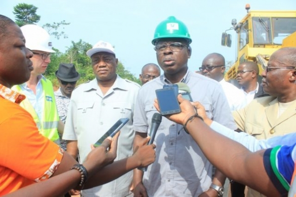 Le ministre des Infrastructures &eacute;conomiques, Dr Kouakou Koffi Am&eacute;d&eacute; visitant des chantiers pour s&rsquo;enqu&eacute;rir de l&rsquo;&eacute;tat d&rsquo;avancement des travaux des axes routiers