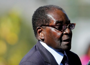 Zimbabwe : les trois sc&eacute;narios qui se dessinent pour un d&eacute;part de Mugabe