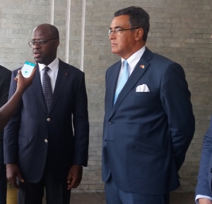 Le ministre ivoirien de la D&eacute;fense Alain Richard Donwahi (&agrave; gauche) en compagnie de l'ambassadeur du Maroc en C&ocirc;te d'Ivoire Abdelmalek Kettani