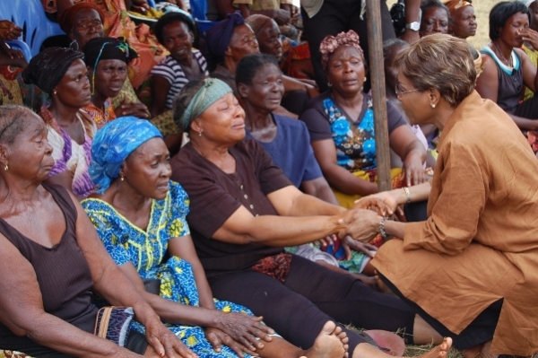 La cheffe de l'ONUCI apportant son soutien aux parents de victimes des violances &agrave; Logouata (Photo ONUCI)