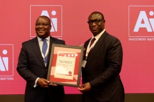 Le DG de la BRVM (&agrave; gauche) recevant le prix de la Bourse la plus innovante en Afrique