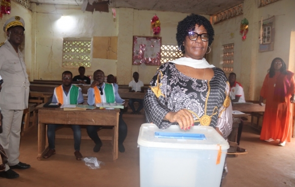 C&ocirc;te d'Ivoire : 8 millions d'&eacute;lecteurs aux urnes pour les &eacute;lections municipales et r&eacute;gionales, d&eacute;but paisible des votes