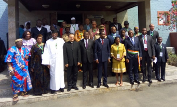 Le M&eacute;diateur N'Golo Coulibaly et le ministre d'Etat Ahoussou Jeannot, au centre, entour&eacute;s des Ombusmen et M&eacute;diateurs &agrave; l'atelier de Grand-Bassam