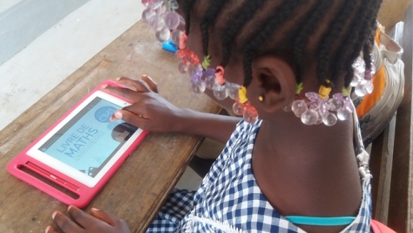 C&ocirc;te d'Ivoire : Des tablettes &eacute;ducatives s'int&egrave;grent &agrave; l'&eacute;cole pour all&eacute;ger les cartables