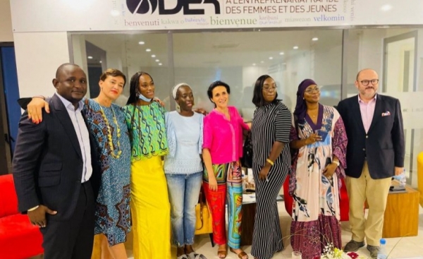 S&eacute;n&eacute;gal: La d&eacute;put&eacute;e europ&eacute;enne Chrysoula Zacharopoulou visite les locaux de la DER/FJ