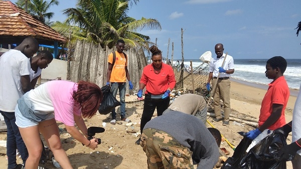Salubrit&eacute; : l&rsquo;ONG Jah Live s&rsquo;engage &agrave; assainir les plages et valoriser les d&eacute;chets plastiques