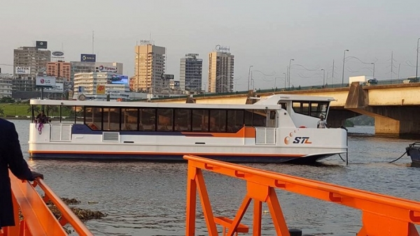 Un bateau de l'entreprise STL sur la lagune Ebri&eacute; &agrave; Abidjan