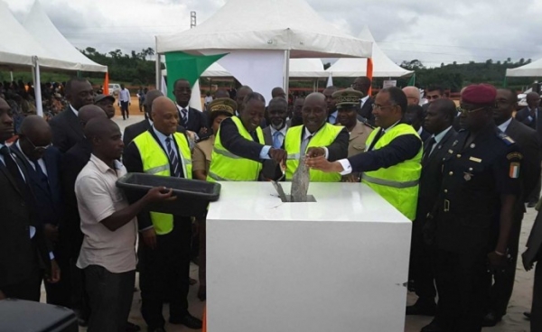 C&eacute;r&eacute;monie de pose de la premi&egrave;re pierre du poste de transformation &eacute;lectrique pour la nouvelle zone industrielle de PK 24