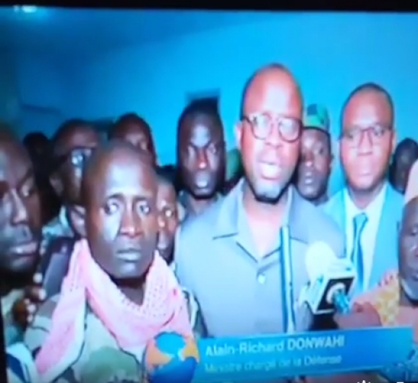 Le ministre de la D&eacute;fense Alain Donwahi s'esprimant sur les antennes de la RTI1 depuis Bouak&eacute;