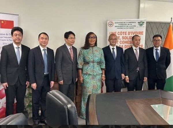 Lutte contre la pauvret&eacute; : la Chambre de commerce chinoise en C&ocirc;te d&rsquo;Ivoire offre des vivres et des non-vivres au minist&egrave;re de la Solidarit&eacute;