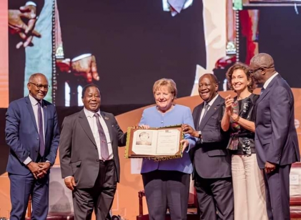 Prix F&eacute;lix Houphou&euml;t-Boigny : Alassane Ouattara rend un hommage appuy&eacute; &agrave; Angela Merkel