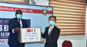 C&ocirc;te d&rsquo;Ivoire/ Covid-19 : Don de cinq respirateurs de la Croix rouge de Chine au gouvernement