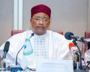 Crise nig&eacute;rienne : Faux proc&egrave;s &agrave; Mahamadou Issoufou &ndash; comprendre la position complexe d&rsquo;un leader pacifique