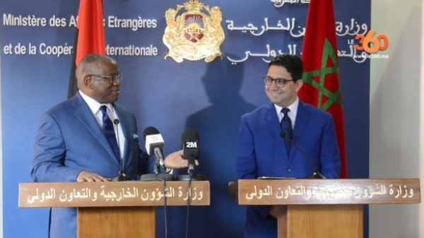 Le ministre angolais des Affaires &eacute;trang&egrave;res, Georges Rebelo Pinto Chikoti (&agrave; gauche) et son homologue marocain, Nasser Bourita (&agrave; droite) ont d&eacute;cid&eacute;, le lundi 20 juin 2017, d&rsquo;instaurer un dialogue fructueux concernant les relations bilat&eacute;rales et notamment la question du Sahara