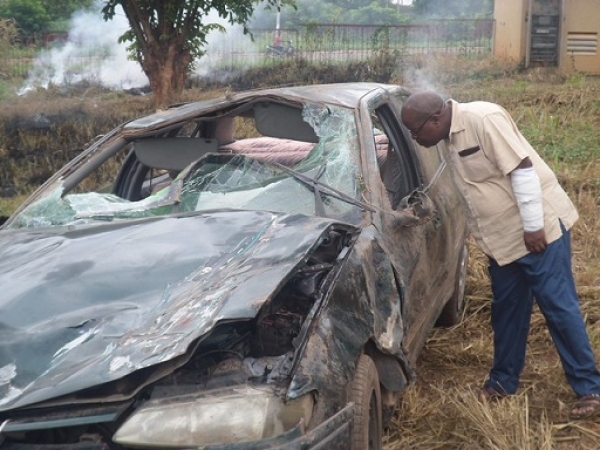 Le miraculeux journaliste N'Dri C&eacute;lestin constate avec &eacute;tonnement son v&eacute;hicule accident&eacute;