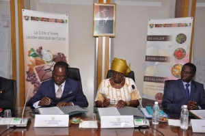 Mme Massandj&eacute; Tour&eacute;-Litse et M. Joseph Boahen Aidoo signent l'Accord d'Abidjan (13/04/2017)