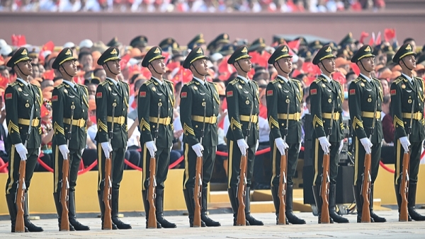 Le d&eacute;fil&eacute; montre les capacit&eacute;s militaires de la Chine et son engagement en faveur de la paix