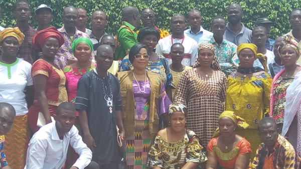 La coordonnatrice du CSCI avec son &eacute;quipe et des membres de la soci&eacute;t&eacute; civile du Haut Sassandra