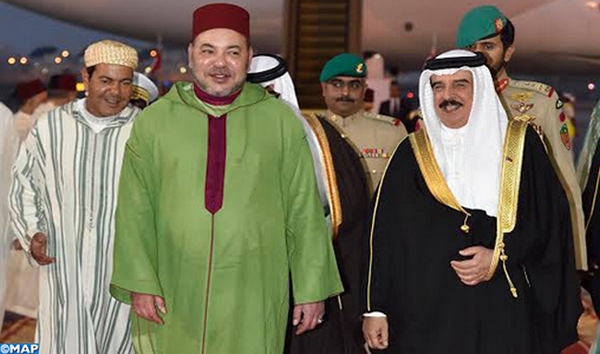 Mohammed VI (boubou vert) en visite de travail et de fraternit&eacute; &agrave; Bahre&iuml;n