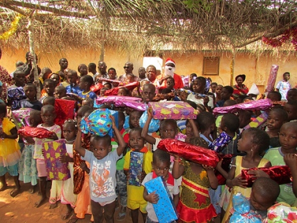 C&ocirc;te d'Ivoire : Quand des orphelins et enfants d&eacute;munies d'un village touchent &agrave; leurs premiers cadeaux de No&euml;l