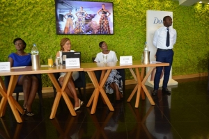 La responsable marketing de Dove en Afrique francophone Yvonne Paraiso (au centre) a lanc&eacute; les "Eg&eacute;ries Dove 2017" &agrave; Abidjan