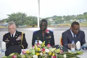 le g&eacute;n&eacute;ral de division, Tour&eacute; S&eacute;kou, du commandant des op&eacute;rations tactiques d&rsquo; &laquo; Obangame express 2017 &raquo;, le capitaine de la marine am&eacute;ricaine, Heidi Agle, et directeur de cabinet du ministre aupr&egrave;s du pr&eacute;sident de la R&eacute;publique charg&eacute; de la D&eacute;fense