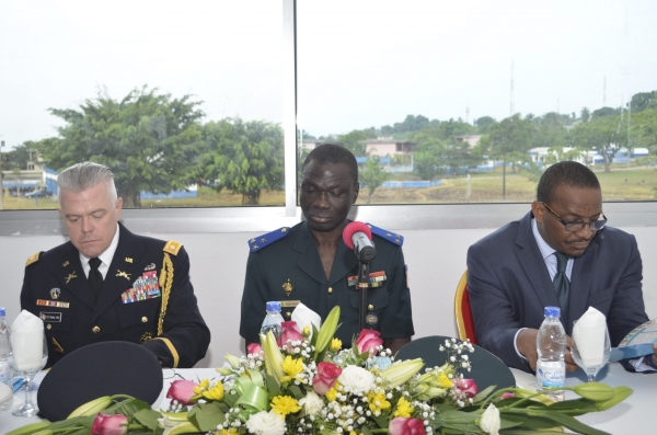 le g&eacute;n&eacute;ral de division, Tour&eacute; S&eacute;kou, du commandant des op&eacute;rations tactiques d&rsquo; &laquo; Obangame express 2017 &raquo;, le capitaine de la marine am&eacute;ricaine, Heidi Agle, et directeur de cabinet du ministre aupr&egrave;s du pr&eacute;sident de la R&eacute;publique charg&eacute; de la D&eacute;fense
