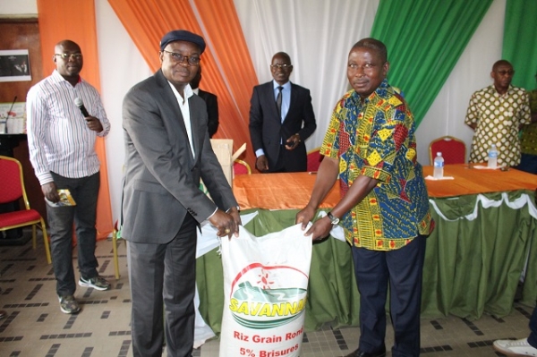 Le maire Bil&eacute; Di&eacute;m&eacute;l&eacute;ou remettant le don au directeur d&eacute;partemental de la sant&eacute; pour les lepreux