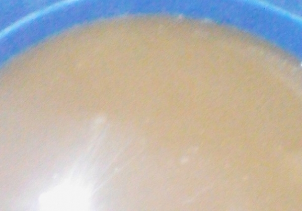 Une vue de l'eau potable sortie du robinet &agrave; Ti&eacute;bissou.