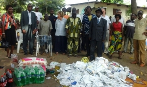 La d&eacute;l&eacute;gation du Rotary Marseille et celle du Rotary Abidjan au tour des malades (Ph AIP)