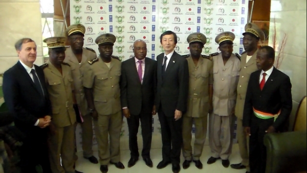 C&eacute;r&eacute;monie de remise de mat&eacute;riel de bureau et roulants aux commissions d&eacute;centralis&eacute;es du ComNat ALPC