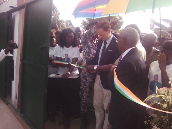 Le parrain, l'ambassadeur d'Espagne en C&ocirc;te d'Ivoire, coupe le ruban &agrave; l'entr&eacute;e de l'une des unit&eacute;s de transformation du manioc et du riz