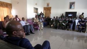 Des soldats mutins discutent avec le ministre de la D&eacute;fense Alain-Richard Donwahi et sa d&eacute;l&eacute;gation &agrave; Bouak&eacute;, C&ocirc;te d&rsquo;Ivoire, 7 janvier 2017 (Ph Reuters)