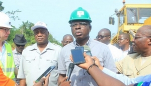 Le ministre des Infrastructures &eacute;conomiques, Am&eacute;d&eacute; Kouakou