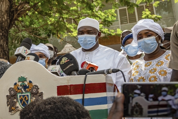 Pr&eacute;sidentielle en Gambie:  Barrow en t&ecirc;te