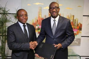 L'ex-directeur g&eacute;n&eacute;ral d'ABI, le ministre Souleymane Diarrassouba (&agrave; droite) et le nouveau directeur g&eacute;n&eacute;ral, Habib Kon&eacute; (&agrave; gauche) lors de la passation de charges