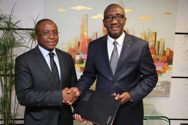 L'ex-directeur g&eacute;n&eacute;ral d'ABI, le ministre Souleymane Diarrassouba (&agrave; droite) et le nouveau directeur g&eacute;n&eacute;ral, Habib Kon&eacute; (&agrave; gauche) lors de la passation de charges